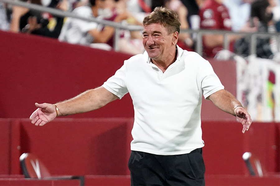 札幌のペトロヴィッチ監督【写真：Getty Images】