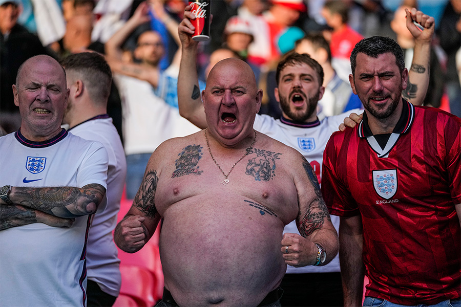 イングランド代表を応援するサポーターたち【写真：AP】