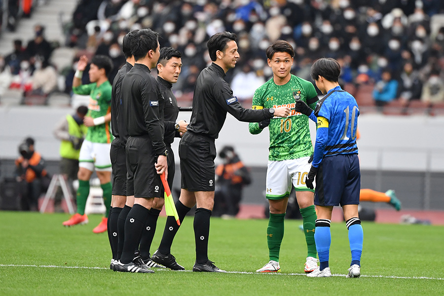 今年1月の第100回高校サッカー選手権では主審を務めた【写真：小林 靖】