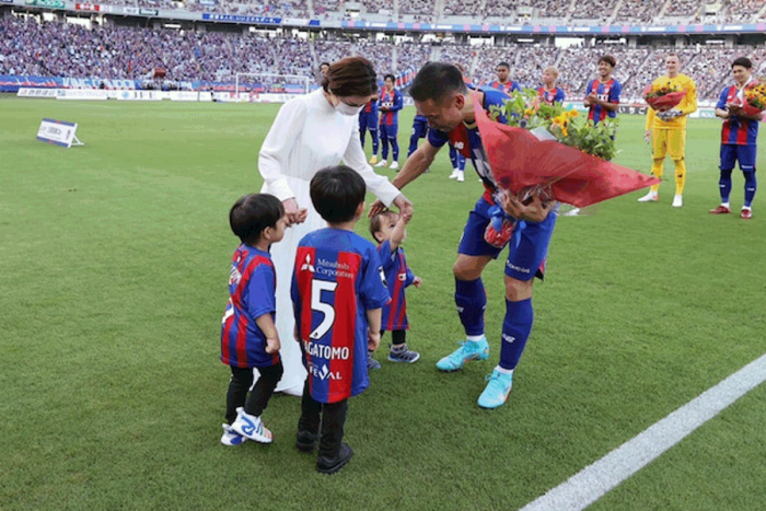 平愛梨、夫・長友佑都の100試合出場を息子3人と祝福 裏話披露