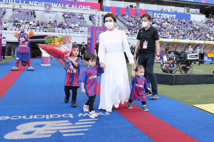 平愛梨、夫・長友佑都の100試合出場を息子3人と祝福 裏話披露