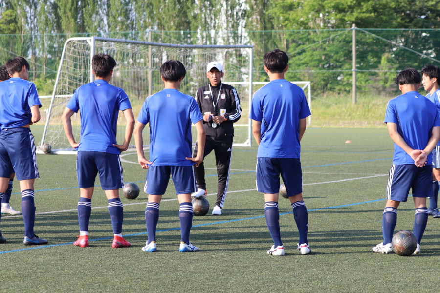 選手に問いかける吉永一明氏【写真提供：アルビレックス新潟】