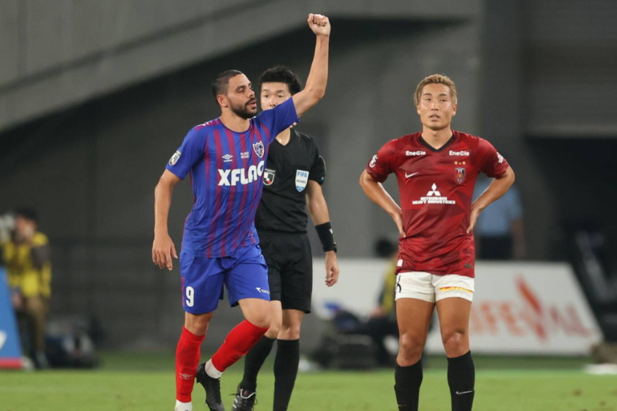 D・オリヴェイラ（写真左）の先制点などでFC東京が浦和を2-0で下した【写真：高橋学】