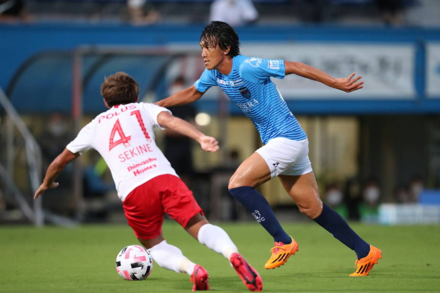 開幕戦以来となる先発出場を果たしたMF中村俊輔（写真右）【写真：高橋学】