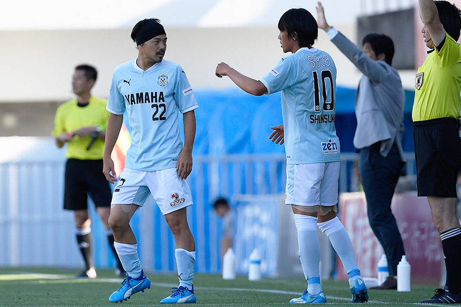 磐田、横浜FCなどで共闘した松井大輔と中村俊輔【写真：Getty Images】