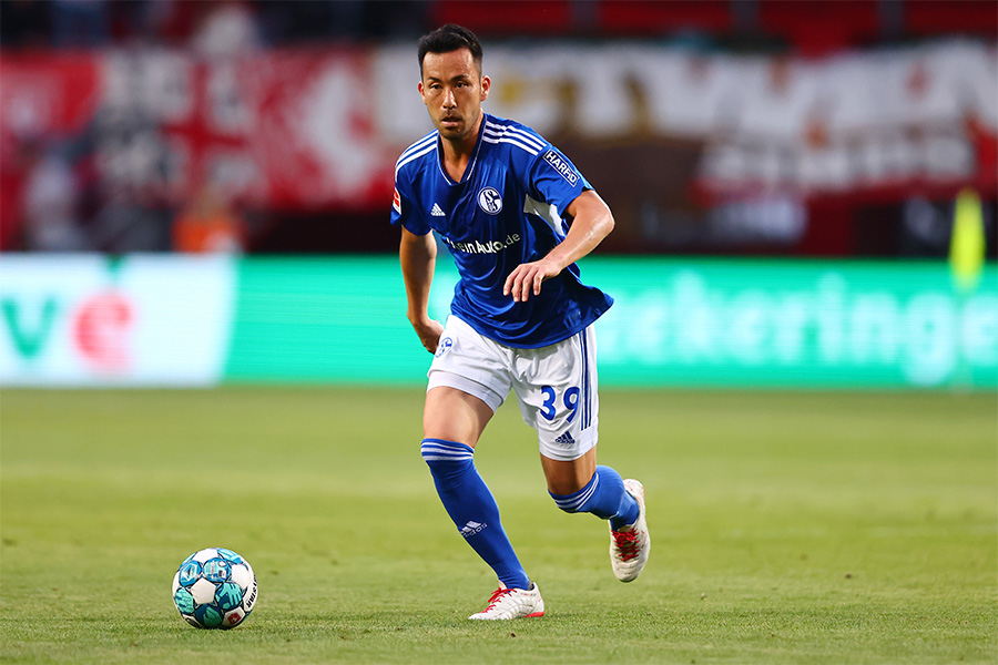 今季からシャルケでプレーするDF吉田麻也【写真:Getty Images】