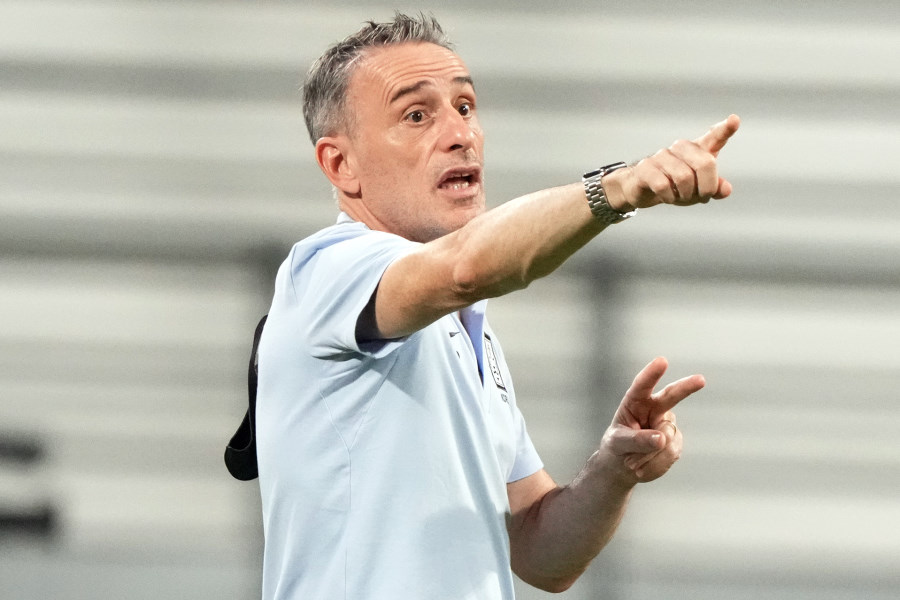 韓国代表を率いるパウロ・ベント監督【写真：Getty Images】