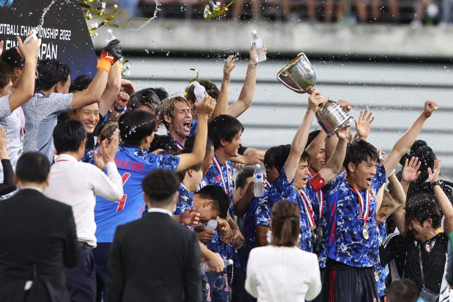 優勝トロフィーを掲げる日本代表DF谷口彰悟【写真：高橋 学】