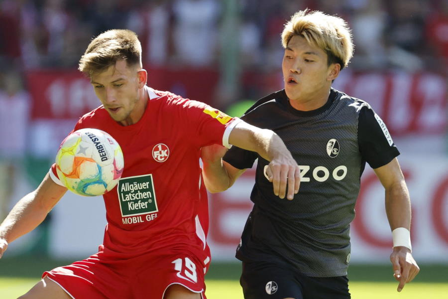 フライブルグMF堂安律がFKで得点（写真右）【写真：ロイター】