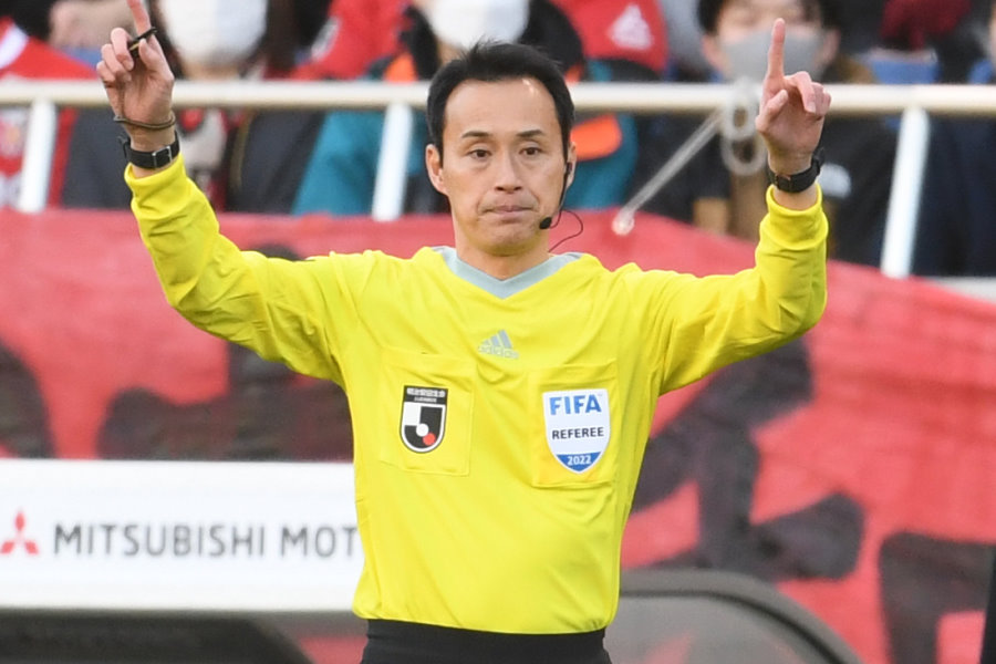 負傷交代した木村博之主審【写真：Getty Images】