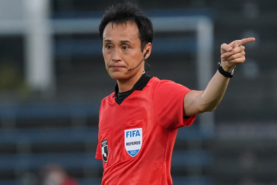 負傷交代した木村博之主審【写真：Getty Images】