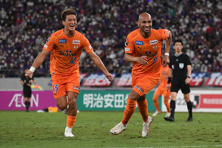 FC東京戦でゴールを決めたFWチアゴ・サンタナ（写真右）【写真：Getty Images】