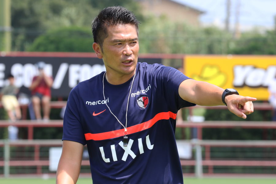 岩政大樹新監督がトレーニングを指揮する様子【写真：(C)KASHIMA ANTLERS】