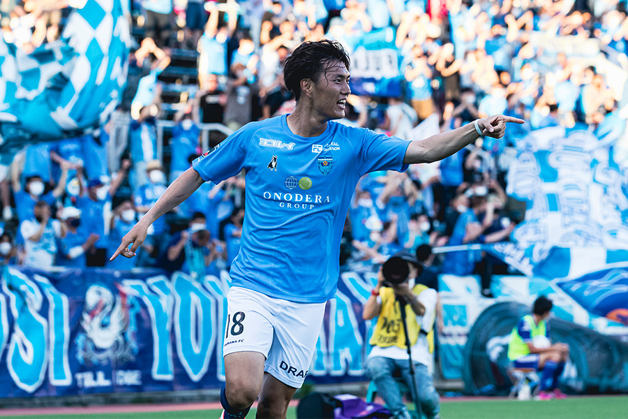 今季シャドーも務めることでプレーは多彩さを増した【写真：(C) YOKOHAMA FC】