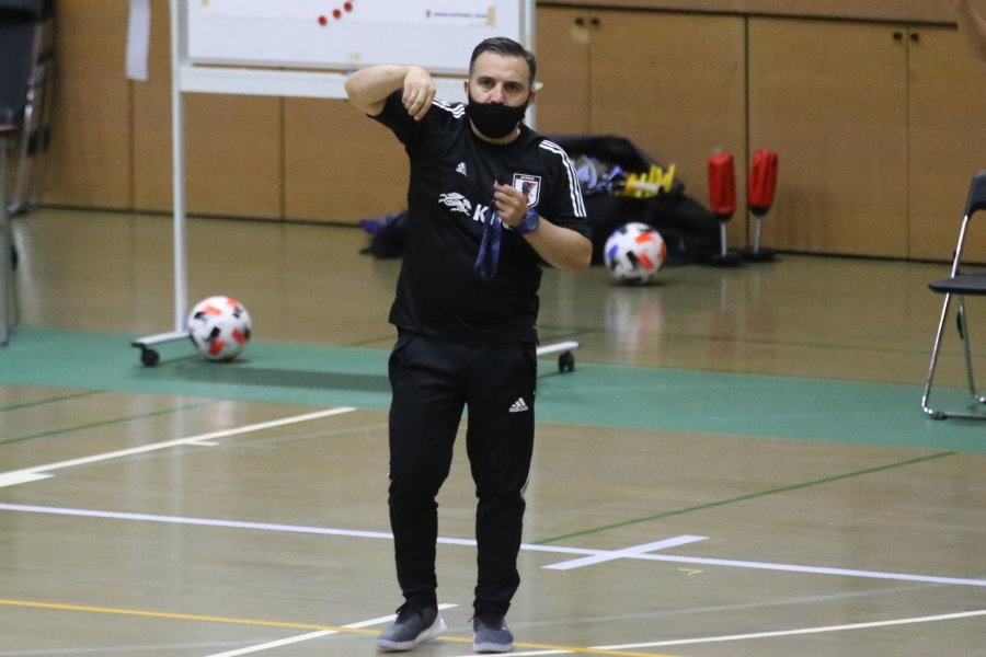 選手に指示を出すブルーノ・ガルシア監督【写真：河合拓/Futsal X】