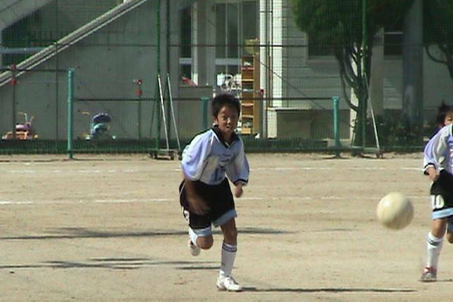 幼稚園の頃からボールに触れ、小学生時代に本格的にサッカーを始めた【写真:本人提供】