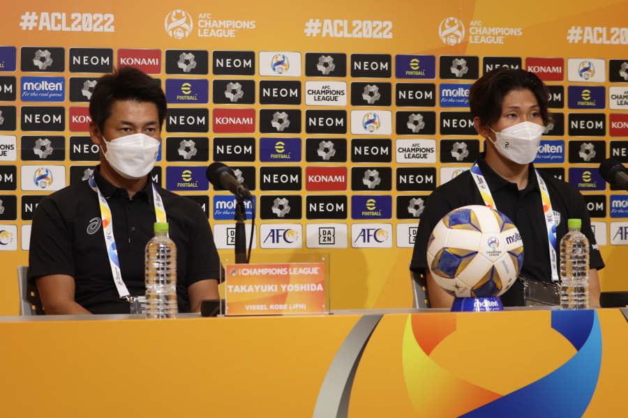 吉田孝行監督とMF飯野七聖【写真:FOOTBALL ZONE編集部】