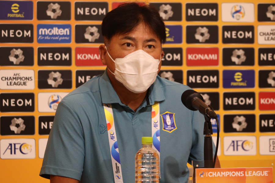 パトゥムBGの指揮を執る手倉森誠監督【写真：FOOTBALL ZONE編集部】