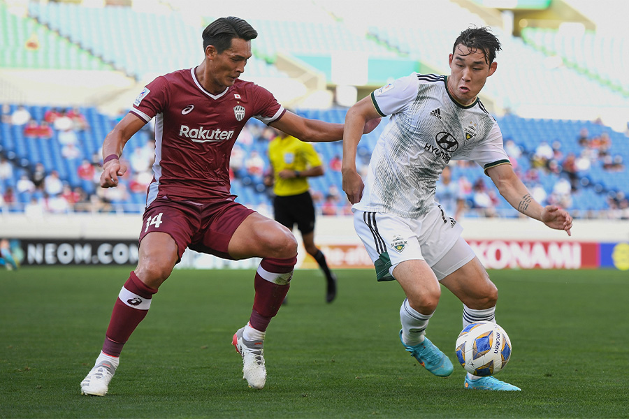 全北現代戦にスタメン出場したDF槙野智章（写真左）【写真：(C) AFC】