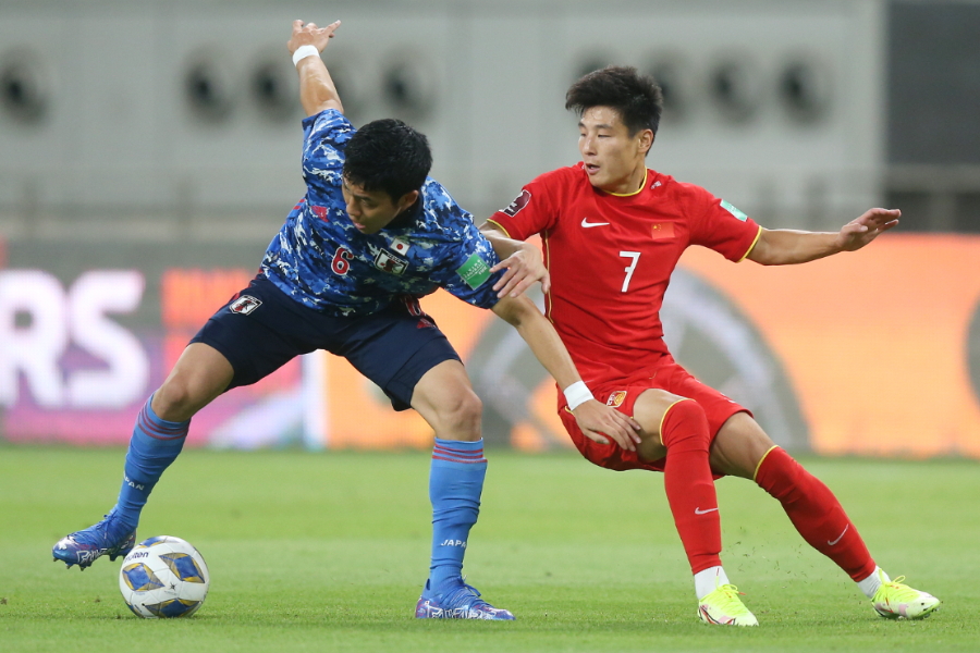 日本とのW杯最終予選に出場したFWウー・レイ（右）【写真：Getty Images】