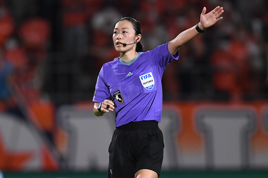女性初のプロフェッショナルレフェリー山下良美氏【写真:Getty Images】