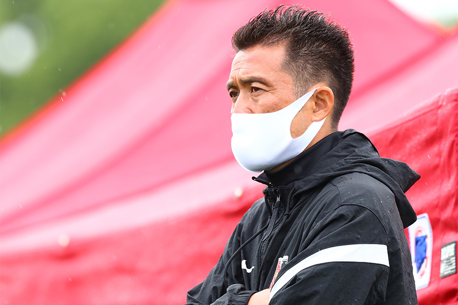 アカデミーの試合を観戦する渡辺隆正ダイレクター【写真:Ⓒ浦和レッズ】