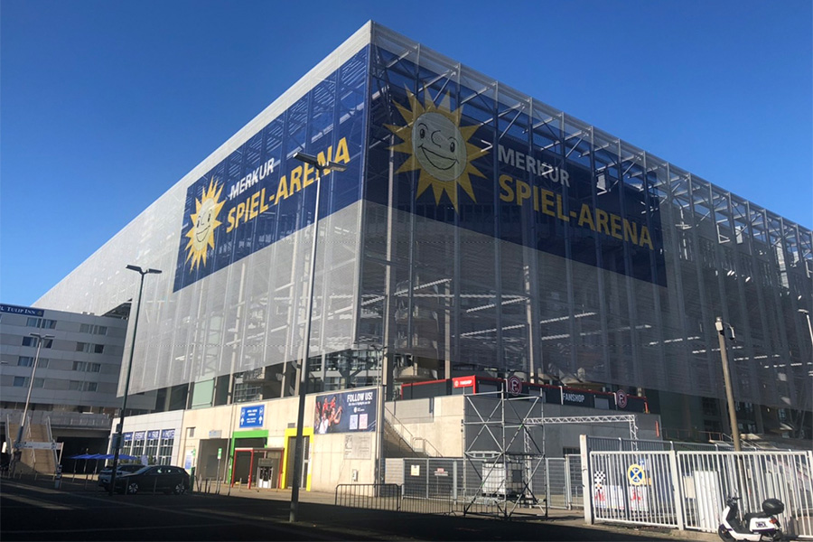 電車を降りて、目の前に現れるエスプリ・アレーナ。デュッセルドルフの試合が行われる日は、辺り一面が人で埋まるという【写真：FOOTBALL ZONE編集部】