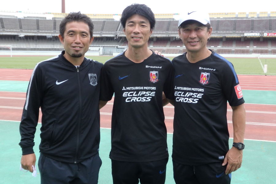 右から浦和レッズユースの池田伸康監督、福永泰コーチ、渡辺隆正ダイレクター【写真：河野 正】