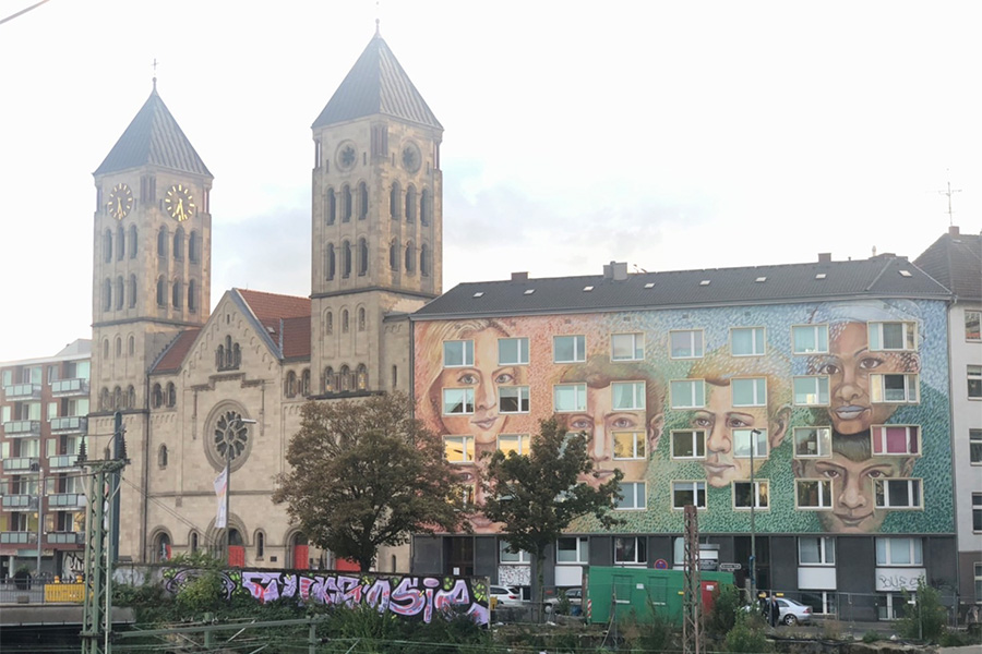 昨日の顔のパーツの建物に続き、この日は顔が描かれた建物を発見。住人の顔なのだろうか【写真：FOOTBALL ZONE編集部】