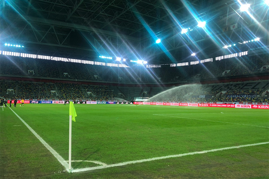 屋根が閉まったデュッセルドルフ・アレーナ。EURO2024会場ということもあり、照明もばっちり【写真:FOOTBALL ZONE編集部】