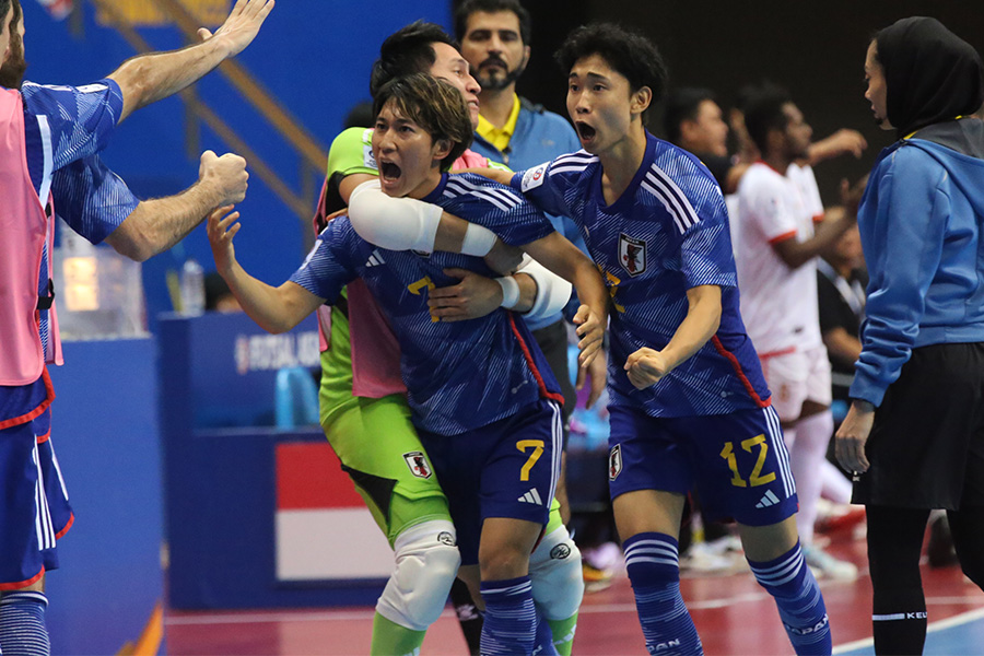 出場30秒で同点ゴールに関与した原田（12番）が金澤（7番）とともに同点ゴールを喜ぶ【写真：Futsal X / 河合 拓】