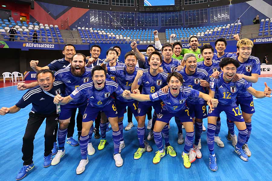 決勝の強敵イランに挑む日本代表【写真：(C)AFC】