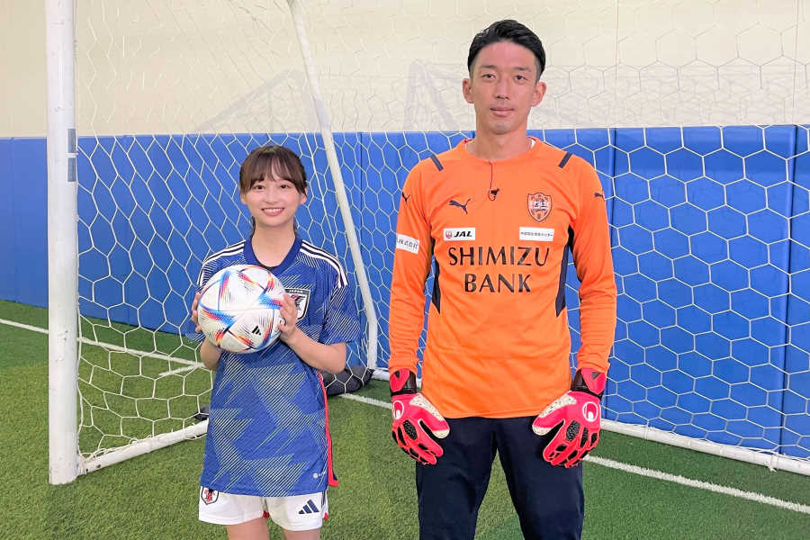 日向坂46の影山優佳さんと清水の日本代表GK権田修一【(C)AbemaTV,Inc.】