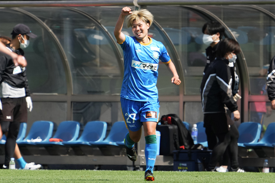 仙台レディースでプレーするFW矢形海優【写真：Getty Images】