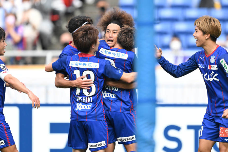 先制ゴールを決めた甲府FW三平和司【写真：徳原隆元】