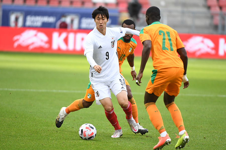 コートジボワール戦にトップ下としてスタメン出場したMF鎌田大地【写真：ⓒJFA】