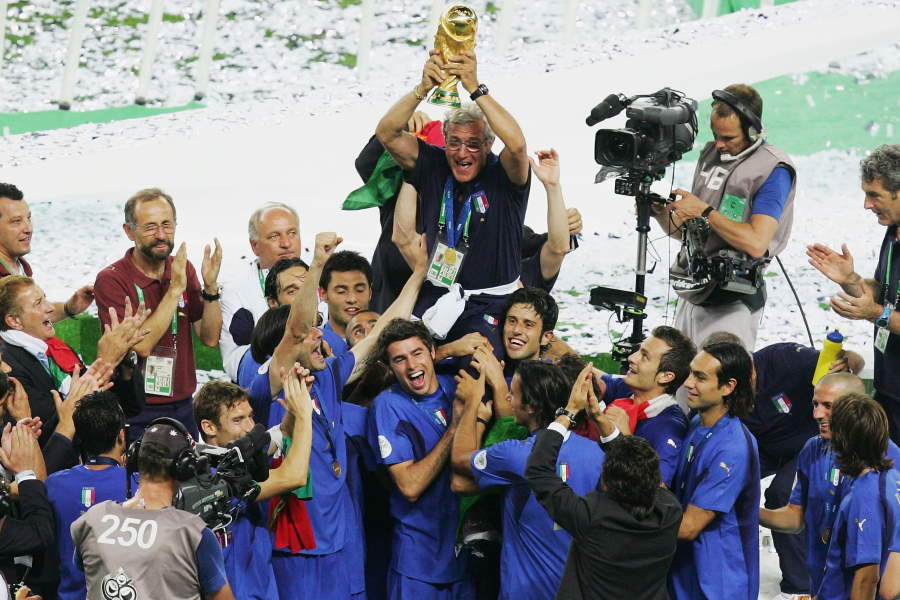 2006年W杯で優勝したイタリア代表を率いた名将リッピ監督（写真中央）【写真：Getty Images】