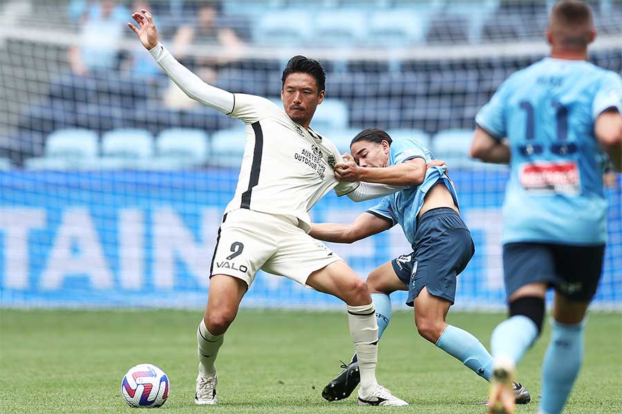 アデレード・ユナイテッドでプレーする指宿洋史【写真:Getty Images】