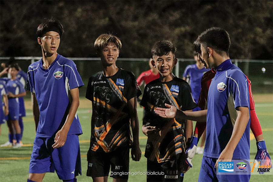 来日して徳島のアカデミーの練習に参加したハン（左から2人目）とリー（左から3人目）【写真提供：アンコールタイガーFC】