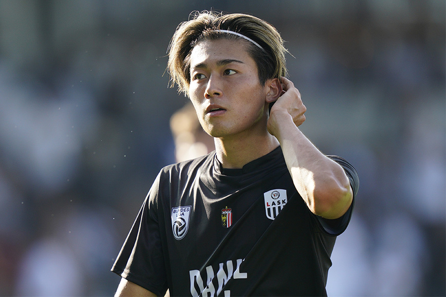 オーストリアでプレーする中村敬斗【写真：Getty Images】