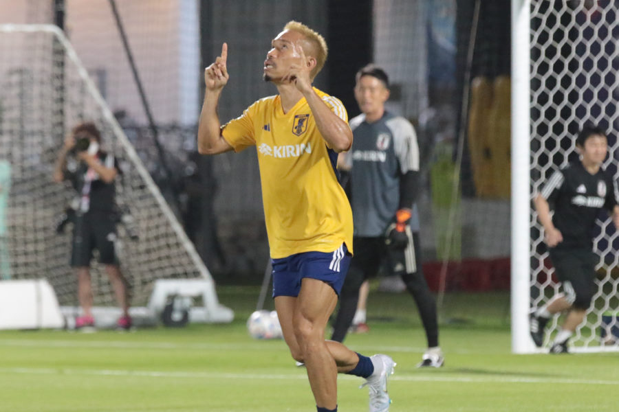 金髪姿の長友がコメント【写真:FOOTBALL ZONE編集部】