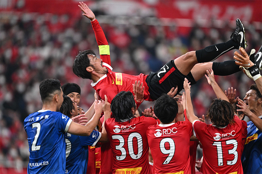 参加選手たちが阿部勇樹を胴上げで労い【写真:徳原隆元】