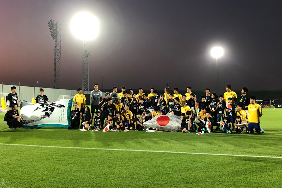 日本代表の選手たちが現地の子供たちと交流【写真：FOOTBALL ZONE編集部】