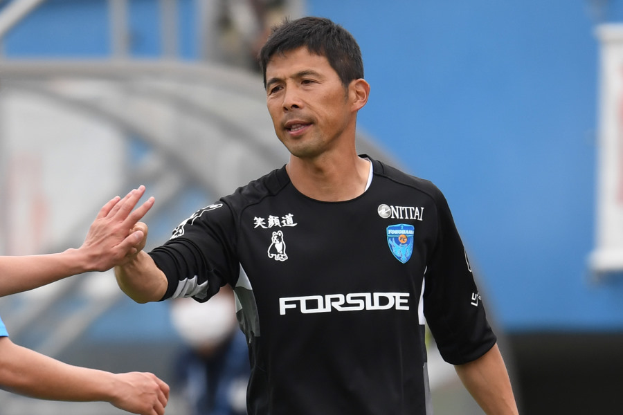 契約を更新した横浜FCを率いる四方田修平監督【写真：Getty Images】