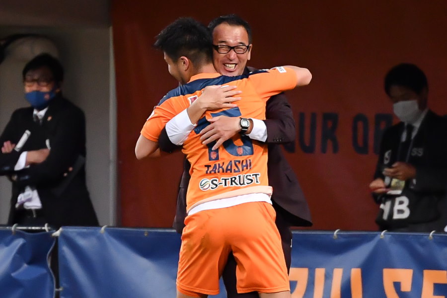 選手を鼓舞し続けた平岡宏章新監督【写真:小林 靖】