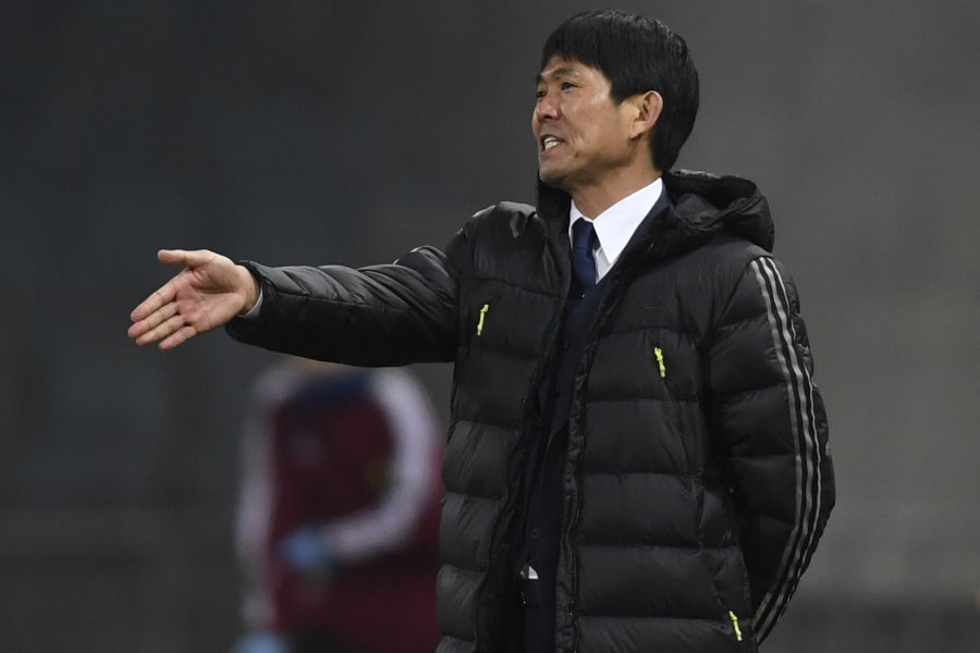 相手に退場者が出たなか、守備的交代を判断した森保監督【写真:ⓒJFA】
