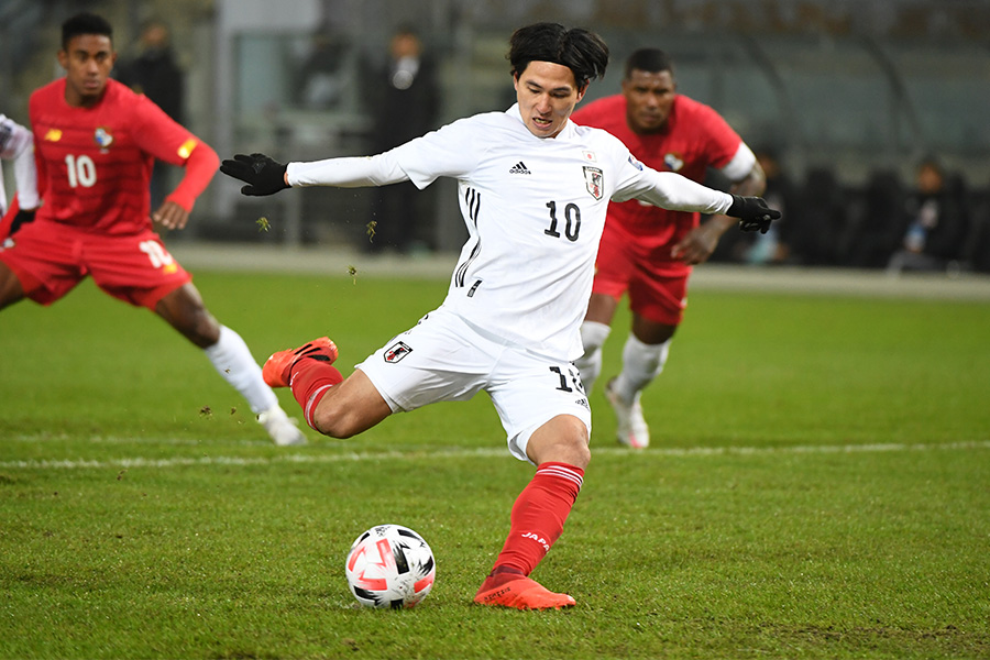 自ら得たPKを決めたMF南野拓実【写真:ⓒJFA】