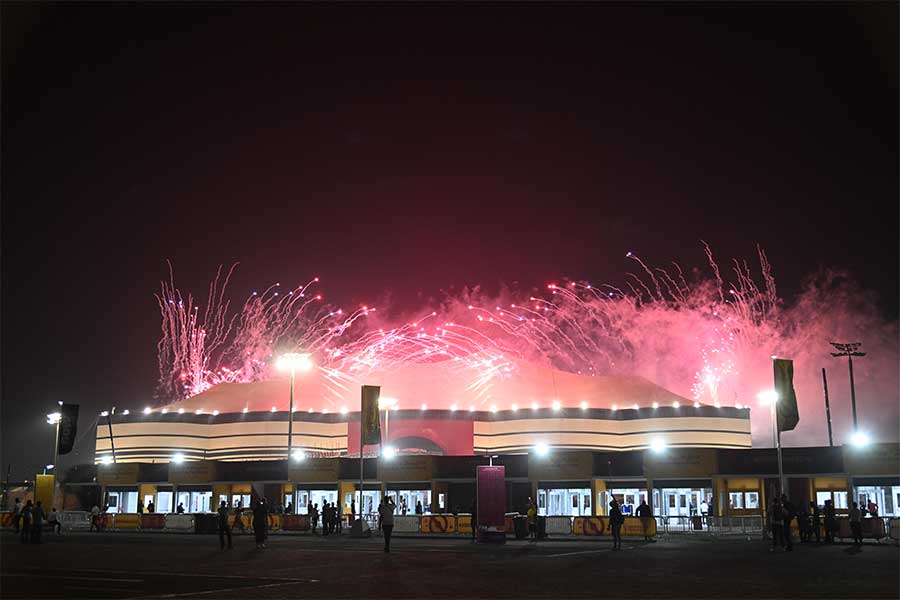 花火が打ち上げられるアルバイト・スタジアム【写真：徳原隆元】