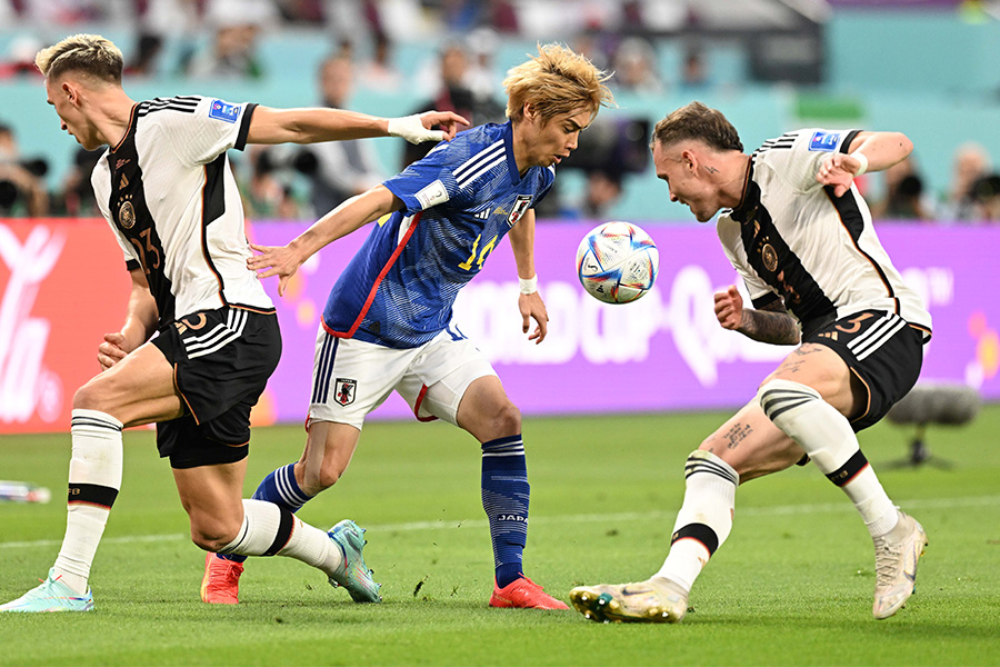 右サイドで奮闘する伊東純也【写真：徳原隆元（FOOTBALL ZONE特派）】