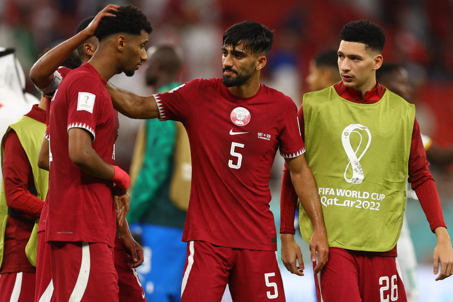 開催国カタール代表が2連敗して無念の敗退決定となった【写真:ロイター】